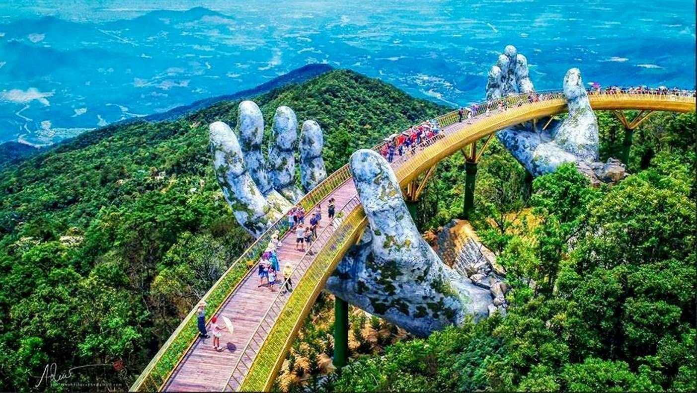 Cầu Vàng tại Bà Nà Hills, Đà Nẵng, với thiết kế đôi bàn tay khổng lồ nâng đỡ, nổi bật giữa thiên nhiên xanh tươi.