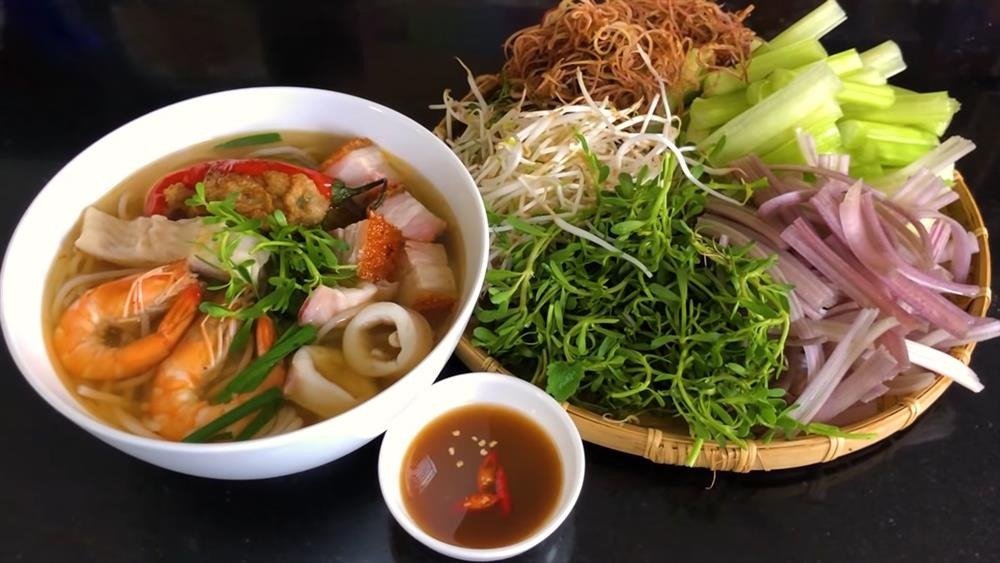 Khám Phá Ẩm Thực Phan Thiết: 8 Món Ăn Sáng Ngon Không Thể Bỏ Lỡ 3 Bún mắm miền Tây thơm ngon với tôm, mực và heo quay ăn kèm rau sống và nước mắm ớt đặc trưng hấp dẫn.