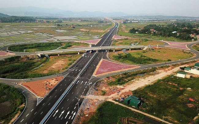 Hình ảnh toàn cảnh đường cao tốc hiện đại với cầu vượt, mang lại sự kết nối giao thông hiệu quả và nhanh chóng.