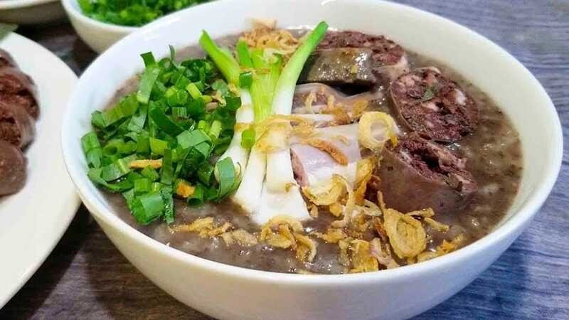 Khám Phá Ẩm Thực Phan Thiết: 8 Món Ăn Sáng Ngon Không Thể Bỏ Lỡ 2 Một tô cháo lòng hấp dẫn với hành lá, hành phi và dồi heo, món ăn truyền thống đầy dinh dưỡng của Việt Nam.