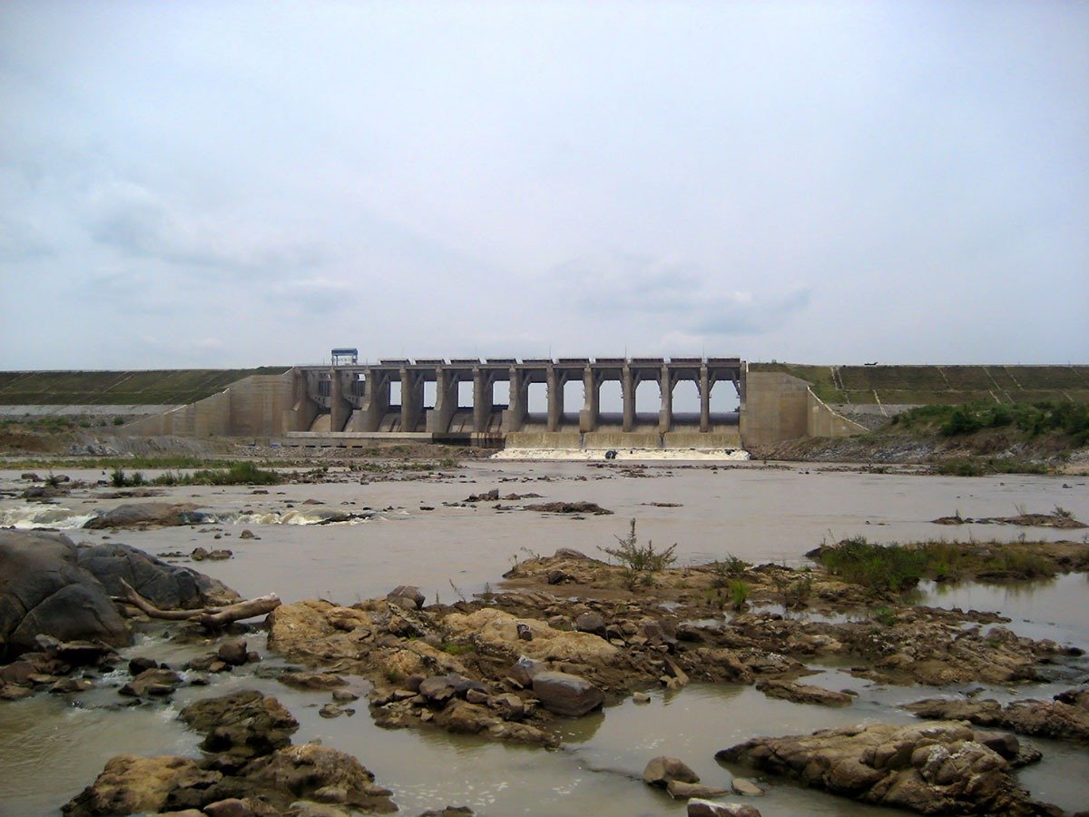 Cao Nguyên Vân Hòa: Khám Phá 'Đà Lạt Thứ 2' Của Xứ Nẫu Với Những Điều Đặc Biệt 4 Hình ảnh con đập thủy điện giữa dòng sông với cảnh quan thiên nhiên xung quanh vào ban ngày, bầu trời nhiều mây.