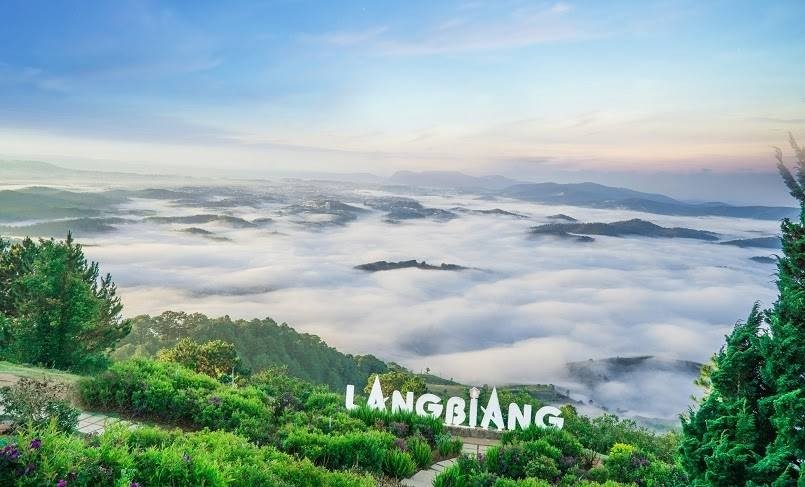 Khung cảnh mây trắng bồng bềnh dưới chân núi Langbiang, Đà Lạt, tạo nên vẻ đẹp tự nhiên hùng vĩ và thơ mộng.