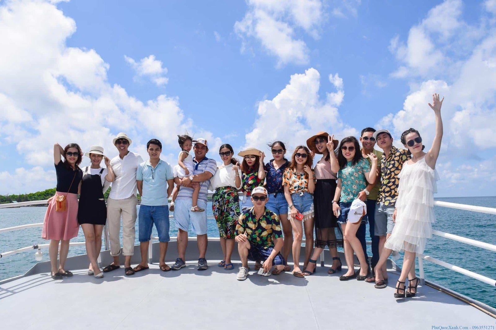 Một nhóm người đứng trên boong tàu du lịch dưới bầu trời trong xanh, tận hưởng khung cảnh biển Phú Quốc.