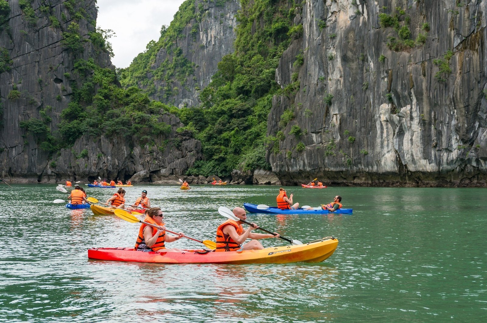 Hoạt động phiêu lưu chỉ dành cho du khách ưa mạo hiểm: Chèo thuyền Kayak