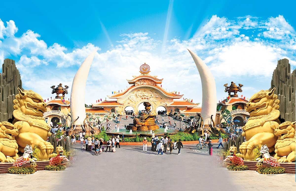 Cổng chào hoành tráng với biểu tượng Rồng, sừng voi và tượng sư tử vàng, thu hút đông du khách đến thăm quan.