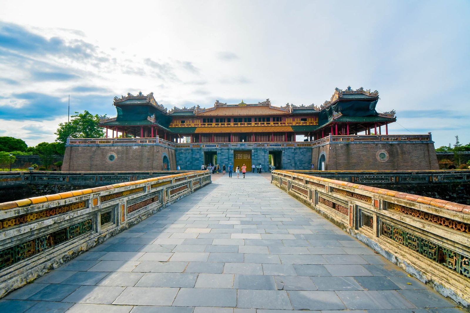 Hình ảnh Hoàng Thành Huế, di sản văn hóa thế giới, với kiến trúc cổ kính và cảnh quan tuyệt đẹp dưới bầu trời trong xanh.