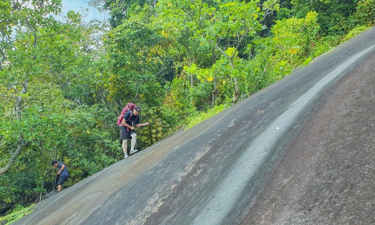 Leo núi Bà Đen đường núi Phụng