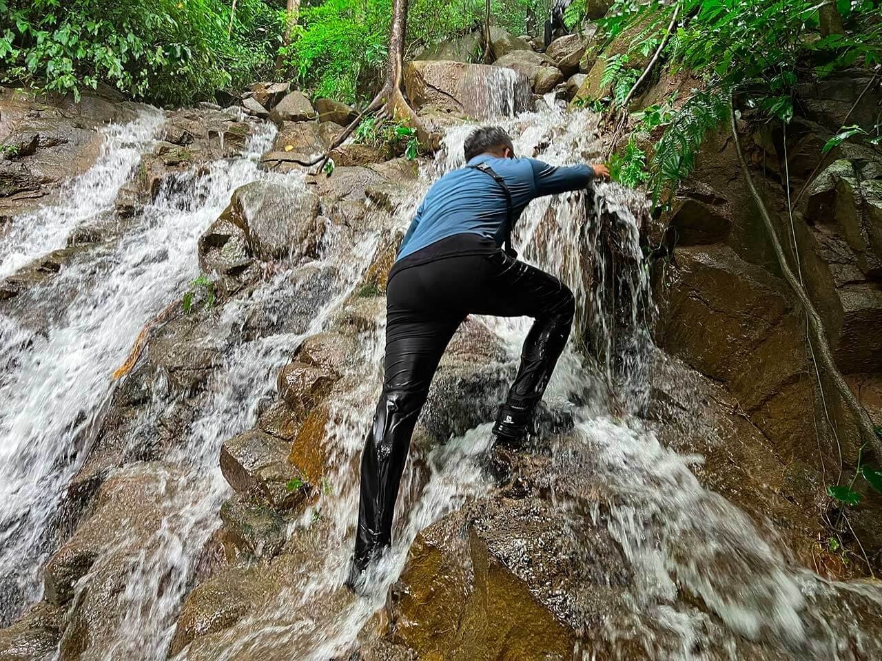 Leo núi Bà Đen đường ống nước