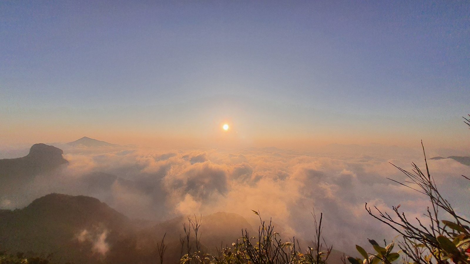 Top Những Tour Trekking Đón Bình Minh Trên Núi Tuyệt Đẹp Bạn Không Thể Bỏ Lỡ 3 Nhiu Co San mot dia danh an tuong cho viec san binh minh vao buoi sang som