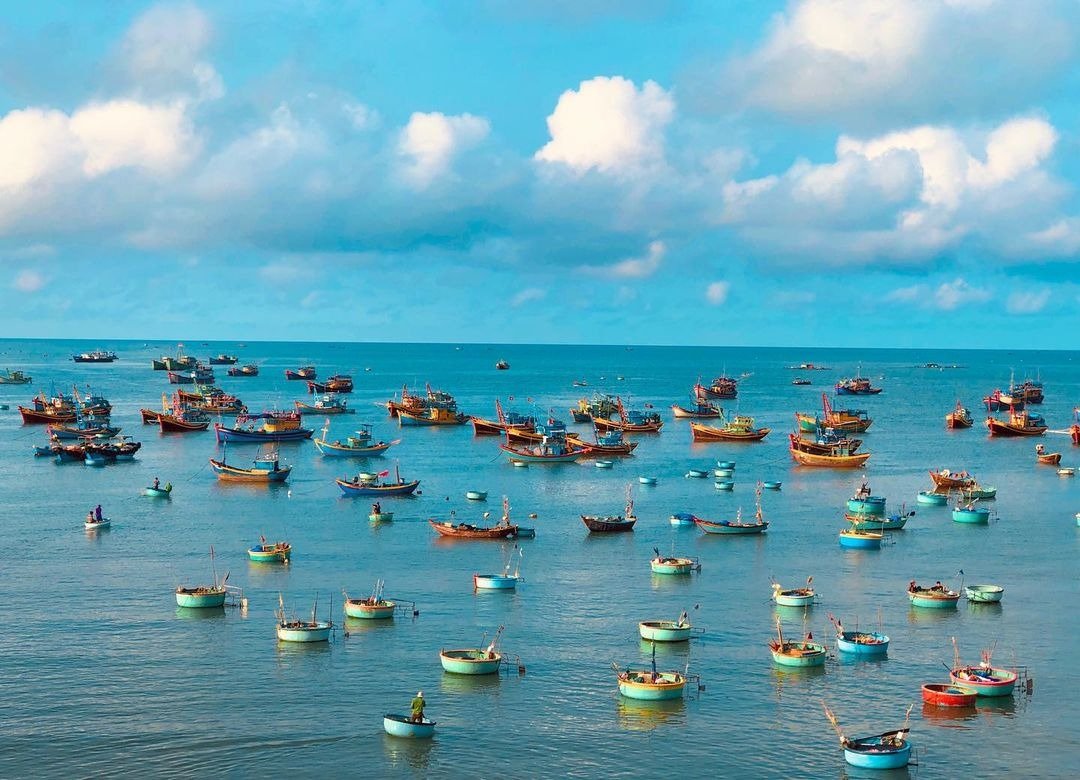 Những chiếc thuyền thúng, bình minh trên biển Phan Thiết, tạo nên cảnh sắc đẹp như tranh vẽ. Ngư nhân chuẩn bị ra khơi đánh bắt.