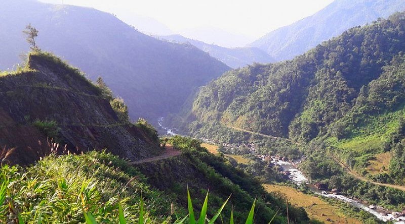 Cảnh đẹp phong cảnh núi đồi xanh tươi với thung lũng và con đường uốn lượn, thiên nhiên hùng vĩ và kỳ thú.