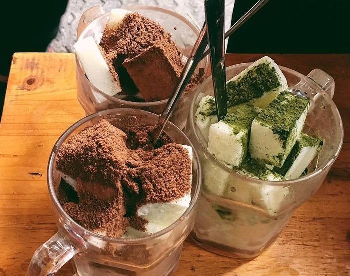 Ba ly kem đá bào thơm ngon với bột cacao và trà xanh, đặt trên bàn gỗ, lý tưởng để giải nhiệt mùa hè.