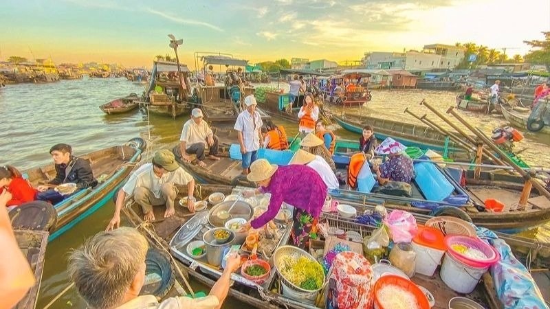 Chợ nổi Cái Răng ở Cần Thơ với nhiều thuyền bán hàng tấp nập, nhiều người mua sắm trên sông vào buổi sáng.