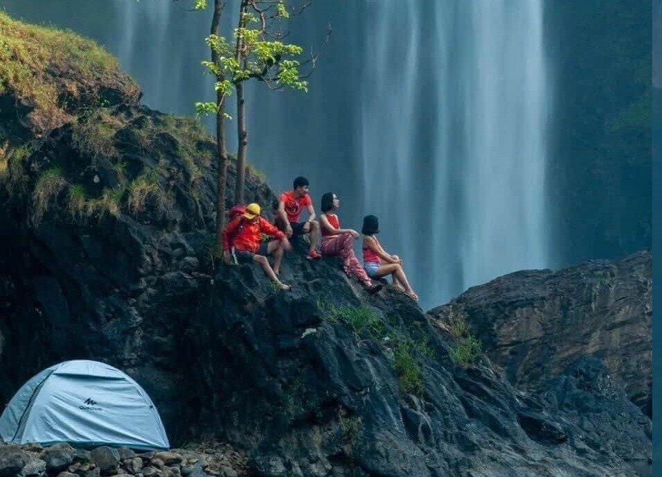 Du khách cắm trại cạnh thác nước hùng vĩ, nghỉ ngơi trên vách đá và khám phá thiên nhiên hoang dã.