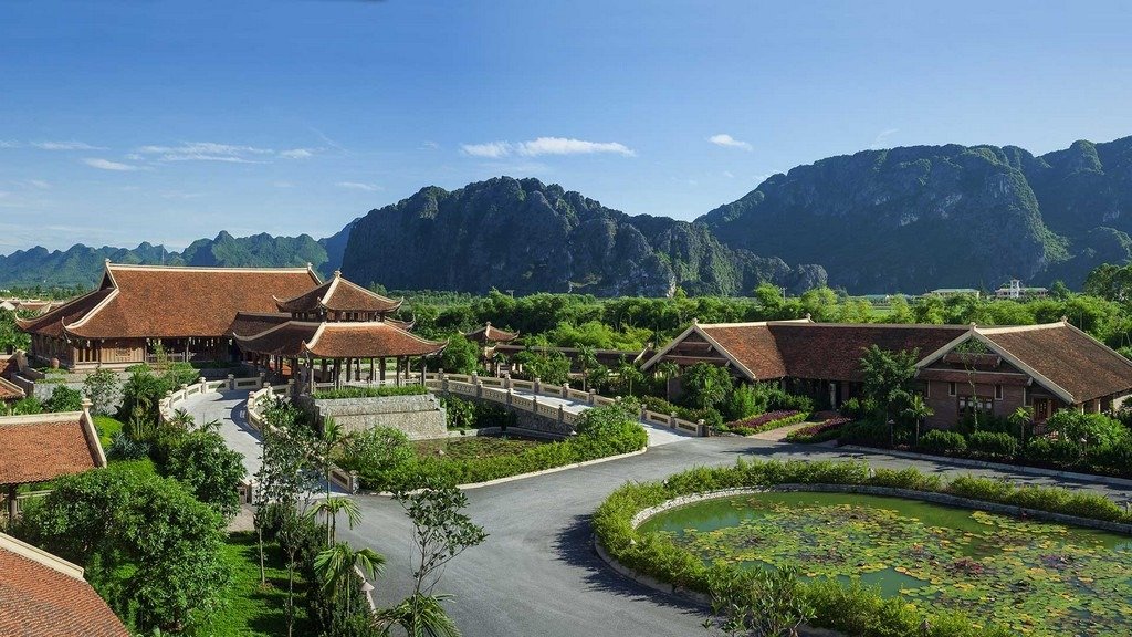 Khu du lịch nghỉ dưỡng với kiến trúc truyền thống, bao quanh bởi núi non và thiên nhiên xanh tươi, mang lại không gian yên bình.
