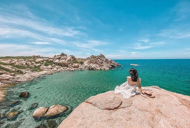 Du Lịch Đô Thị: Xu Hướng Mới Đầy Bứt Phá Của Ngành Công Nghiệp Không Khói 4 Người phụ nữ ngồi trên mỏm đá nhìn ra biển xanh, trời trong vắt, khung cảnh thiên nhiên tuyệt đẹp và yên bình.