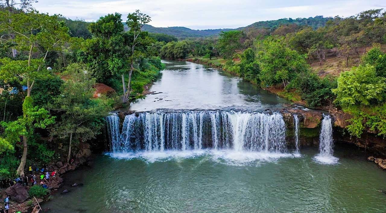 Thác nước đẹp hội tụ giữa thiên nhiên xanh mát với những dòng nước đổ xuống mạnh mẽ, cảnh sắc yên bình và thơ mộng.