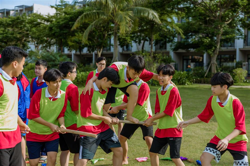 Team Building Học Sinh: Chìa Khóa Phát Triển Kỹ Năng Mềm Quan Trọng 2 Nhóm học sinh tham gia hoạt động team-building ngoài trời, tăng cường kỹ năng làm việc nhóm và vui vẻ bất tận.