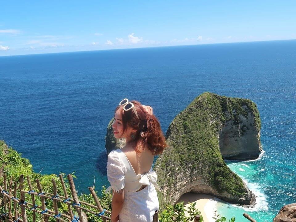 Người phụ nữ nhìn ra bờ biển xanh biếc tại điểm tham quan nổi tiếng với cảnh quan núi đá và biển trải dài xa tít.