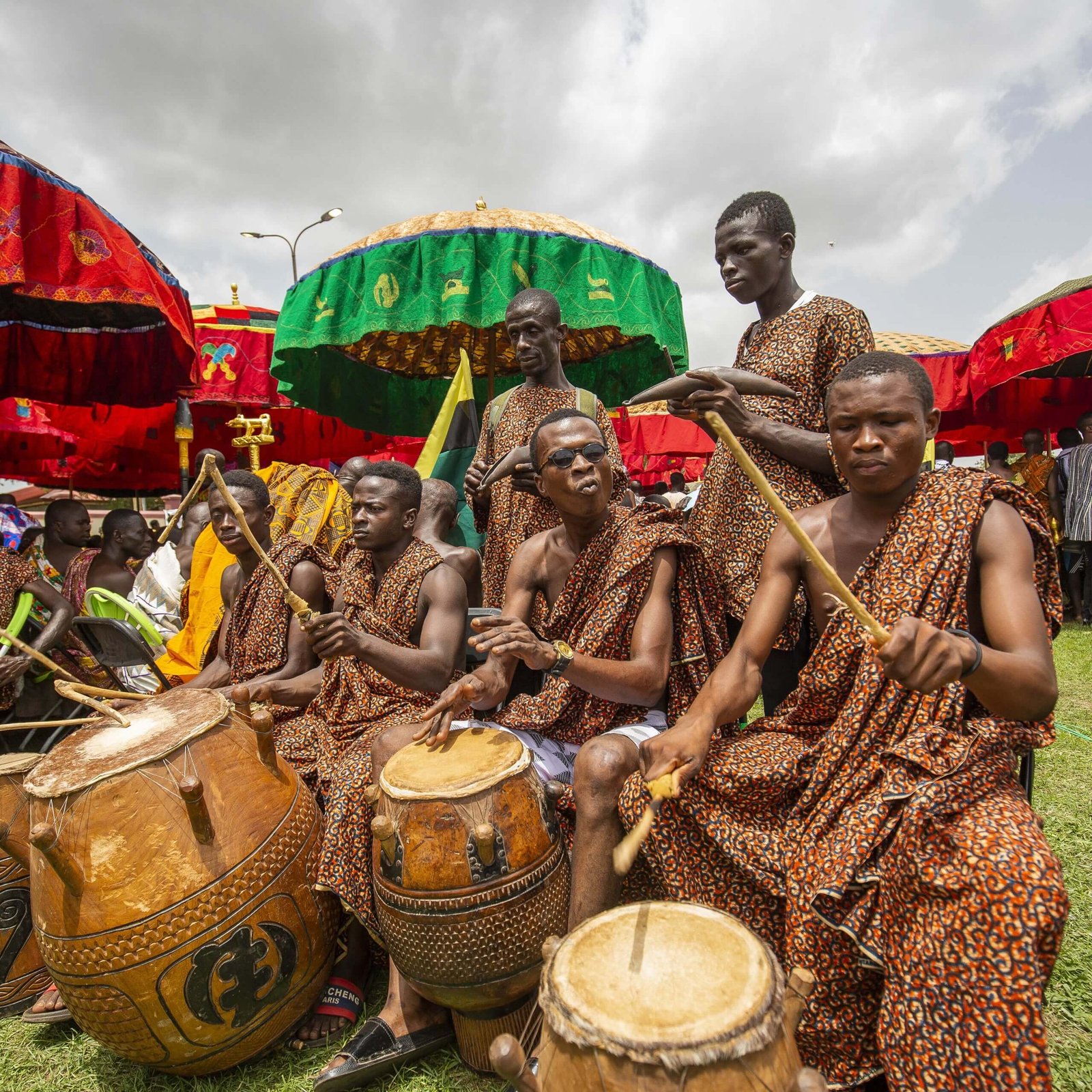 Nhóm nhạc sĩ truyền thống biểu diễn với trống văn hóa Asante colorful trong một lễ hội tại Ghana.