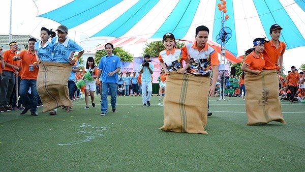 Cuộc thi nhảy bao bố tại sự kiện ngoài trời, người tham gia vui vẻ thi đấu với nhau dưới lều vải lớn.